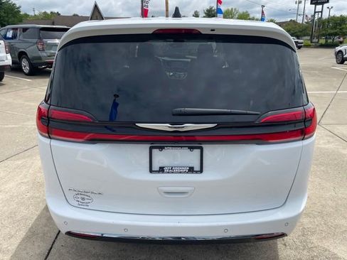 Used 2024 Chrysler Pacifica Touring-L FWD image 6