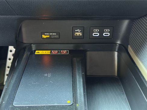 Used 2025 Toyota Camry SE FWD image 27