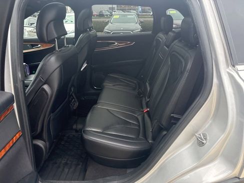 Used 2019 Lincoln Nautilus Select image 12