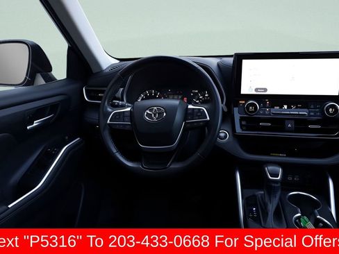 Used 2023 Toyota Highlander XLE AWD/4WD image 34