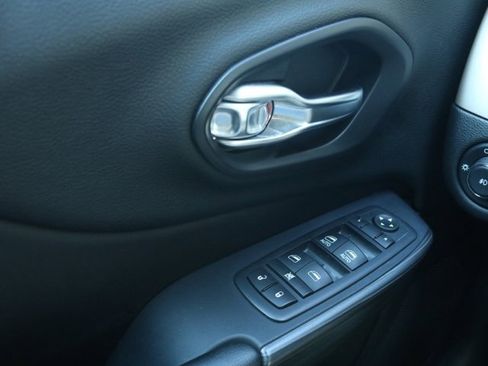 Used 2017 Jeep Cherokee Limited image 21