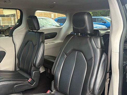 Used 2023 Chrysler Pacifica Touring-L FWD image 11