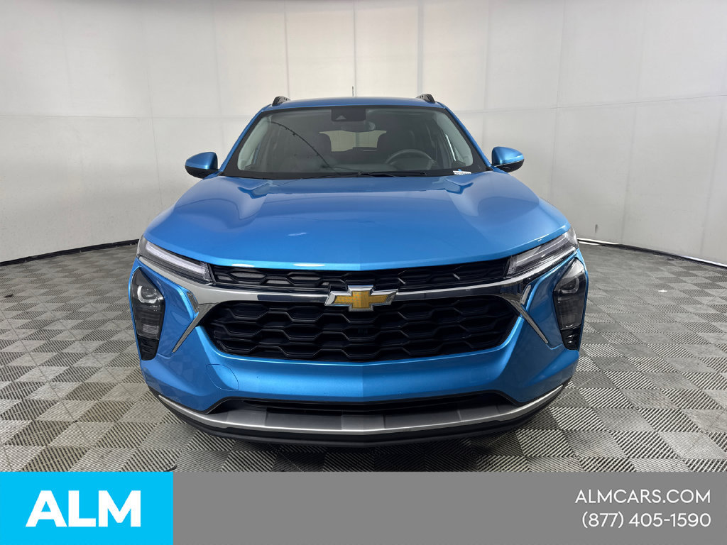 Used 2025 Chevrolet Trax LT FWD image 2