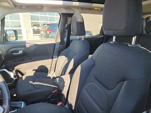 Used 2019 Jeep Renegade Latitude w/ Cold Weather Group image 22