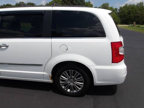 Used 2014 Chrysler Town & Country Touring-L w/ Trailer Tow Group FWD image 38
