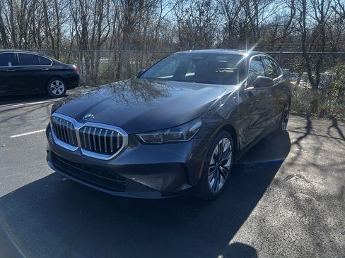 Used 2025 BMW 530i image 1