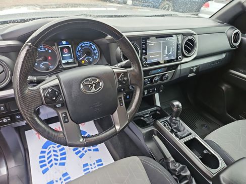 Used 2022 Toyota Tacoma TRD Off-Road w/ Technology Package AWD/4WD image 12