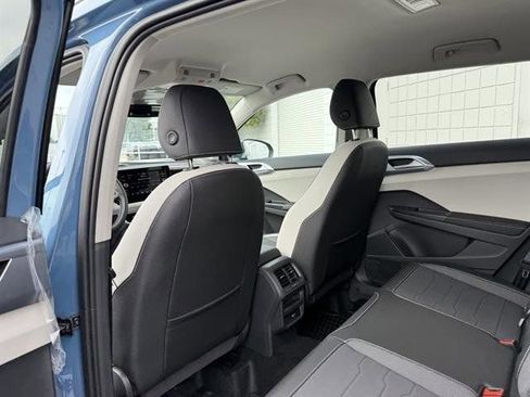 New 2025 Volkswagen Taos SE image 18