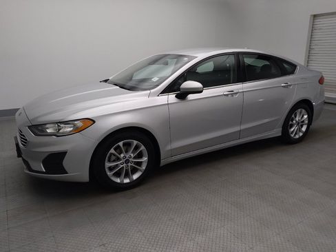 Used 2019 Ford Fusion SE FWD image 2