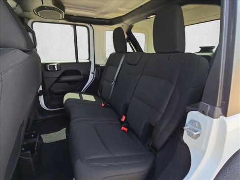 Used 2018 Jeep Wrangler Unlimited Sahara AWD/4WD image 16