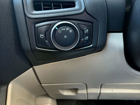 Used 2016 Ford Focus SE w/ SE Power Seat Package image 30