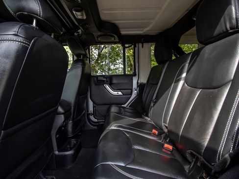 Used 2013 Jeep Wrangler Unlimited Rubicon w/ Connectivity Group AWD/4WD image 23