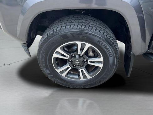 Used 2018 Toyota Tacoma TRD Sport w/ Technology Package RWD image 21