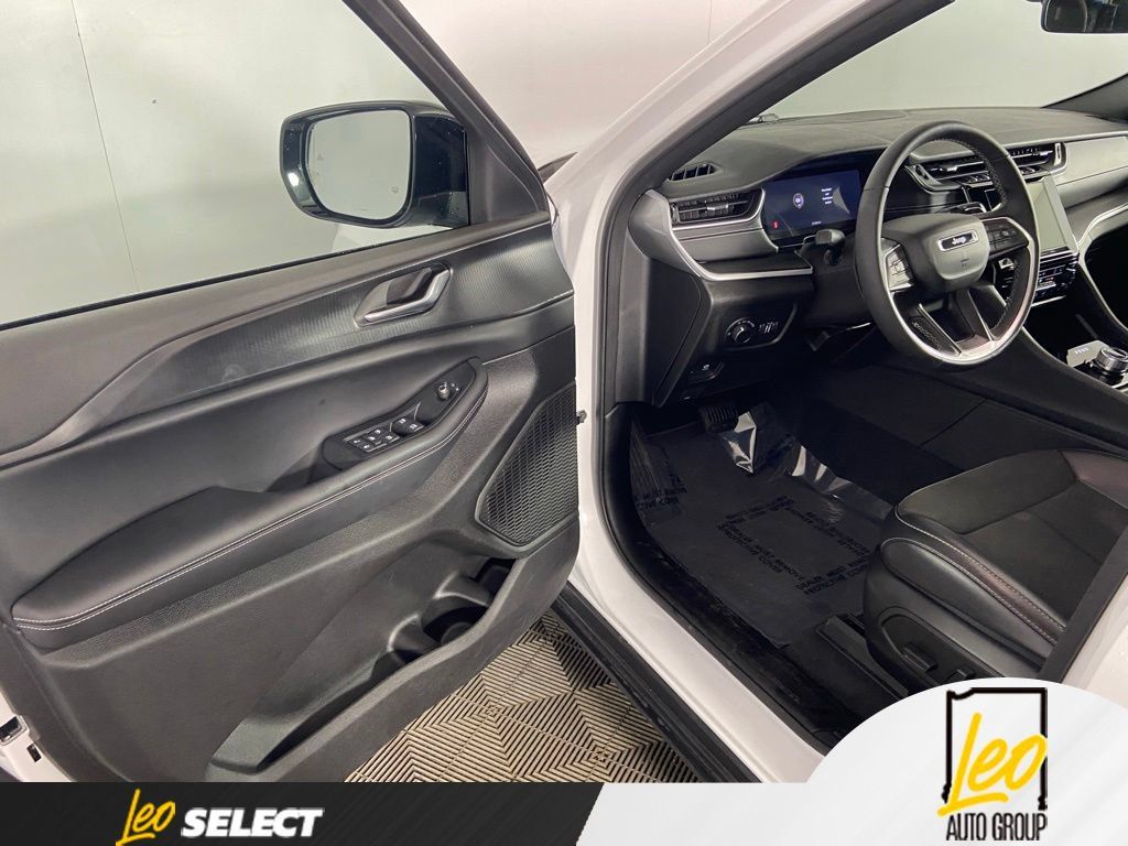 Used 2025 Jeep Grand Cherokee Altitude AWD/4WD image 11