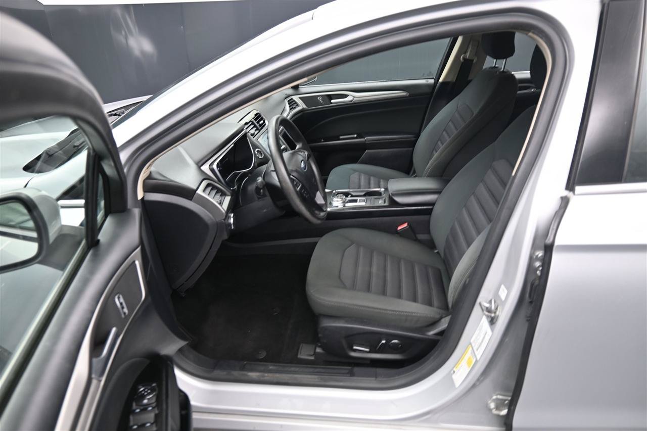 Used 2017 Ford Fusion SE w/ Fusion SE Technology Package FWD image 9