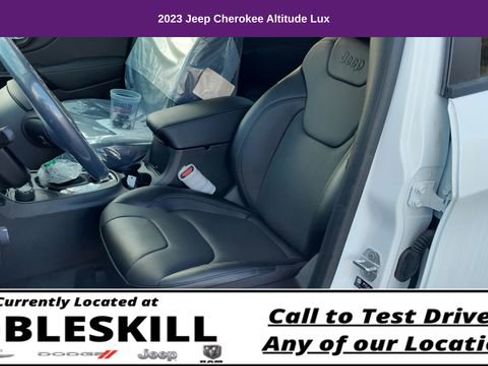 Used 2023 Jeep Cherokee Altitude Lux image 13