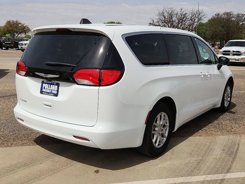 Used 2024 Chrysler Voyager LX FWD image 3
