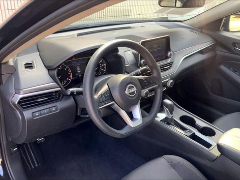 Used 2025 Nissan Altima 2.5 SV image 13