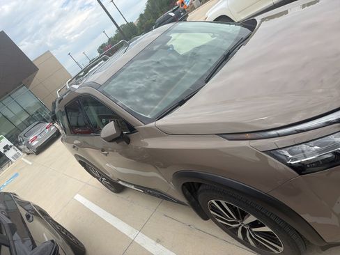 Used 2024 Nissan Pathfinder Platinum FWD image 5