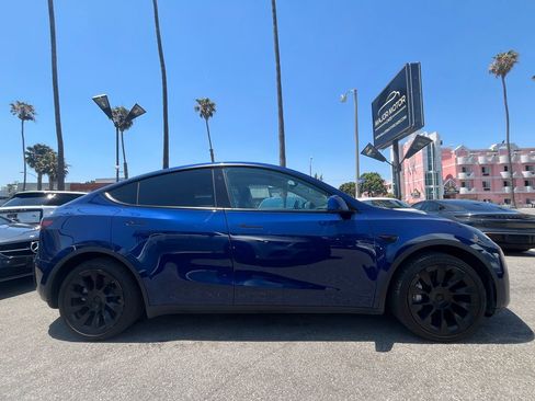 Used 2023 Tesla Model Y 2WD image 4