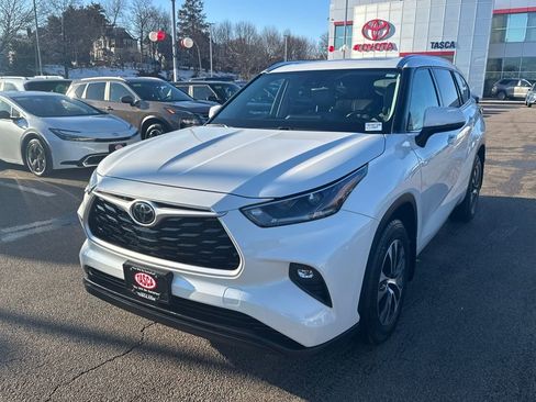 Used 2021 Toyota Highlander XLE image 3