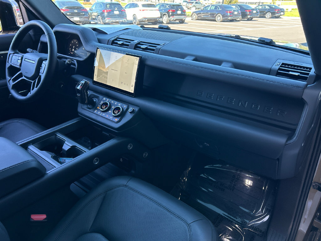 Used 2025 Land Rover Defender 130 X-Dynamic SE AWD/4WD image 29