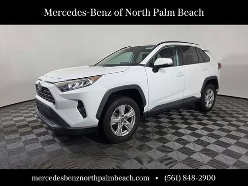 Used 2021 Toyota RAV4 XLE w/ Convenience Package FWD image 1