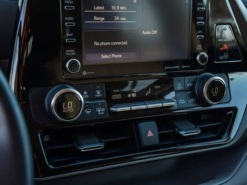 Used 2020 Toyota Highlander LE image 23