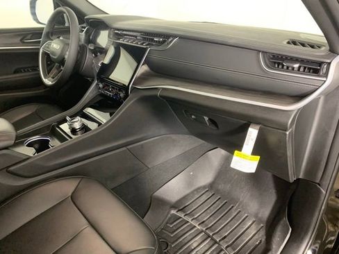 Used 2024 Jeep Grand Cherokee L Limited image 23