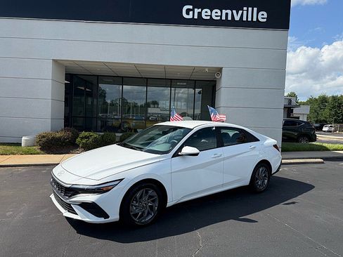 Used 2024 Hyundai Elantra SEL FWD image 2