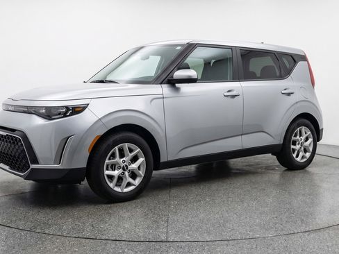 Used 2025 Kia Soul LX w/ LX Technology Package FWD image 3