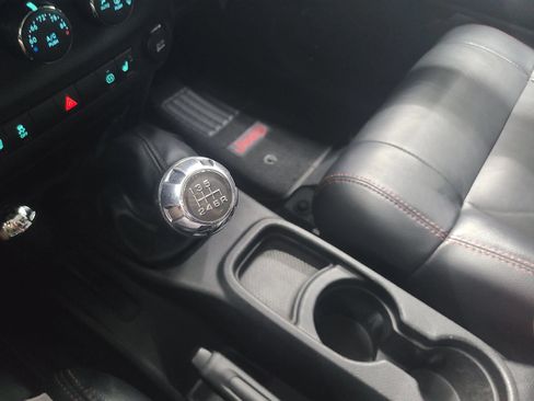 Used 2012 Jeep Wrangler Unlimited Sahara AWD/4WD image 28