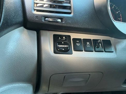 Used 2011 Toyota Highlander 4WD image 32