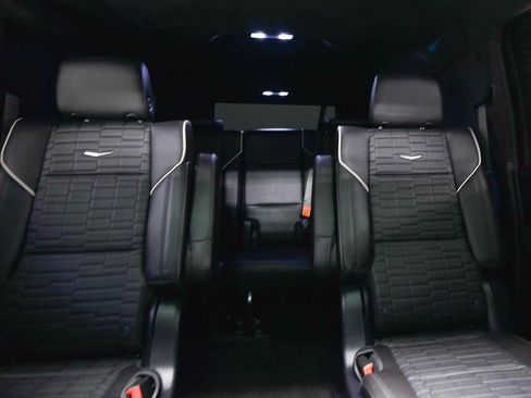Used 2024 Cadillac Escalade ESV V w/ LPO, ONYX Package AWD/4WD image 9