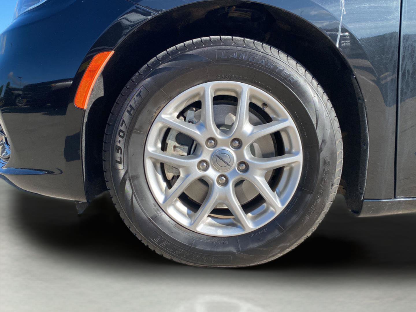 Used 2023 Chrysler Pacifica Touring-L FWD image 12