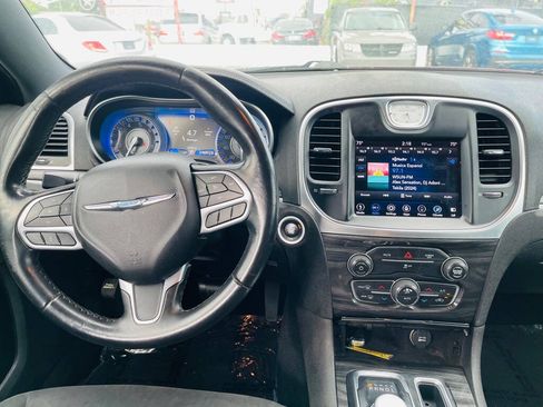 Used 2019 Chrysler 300 Touring w/ Chrome Appearance Package RWD image 19