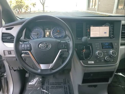 Used 2020 Toyota Sienna L image 31