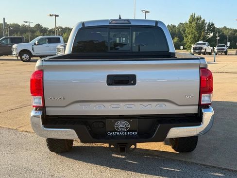 Used 2017 Toyota Tacoma SR5 w/ Tow Package AWD/4WD image 4