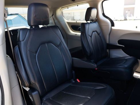 Used 2019 Chrysler Pacifica Touring-L FWD image 11