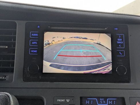 Used 2016 Toyota Sienna SE image 11