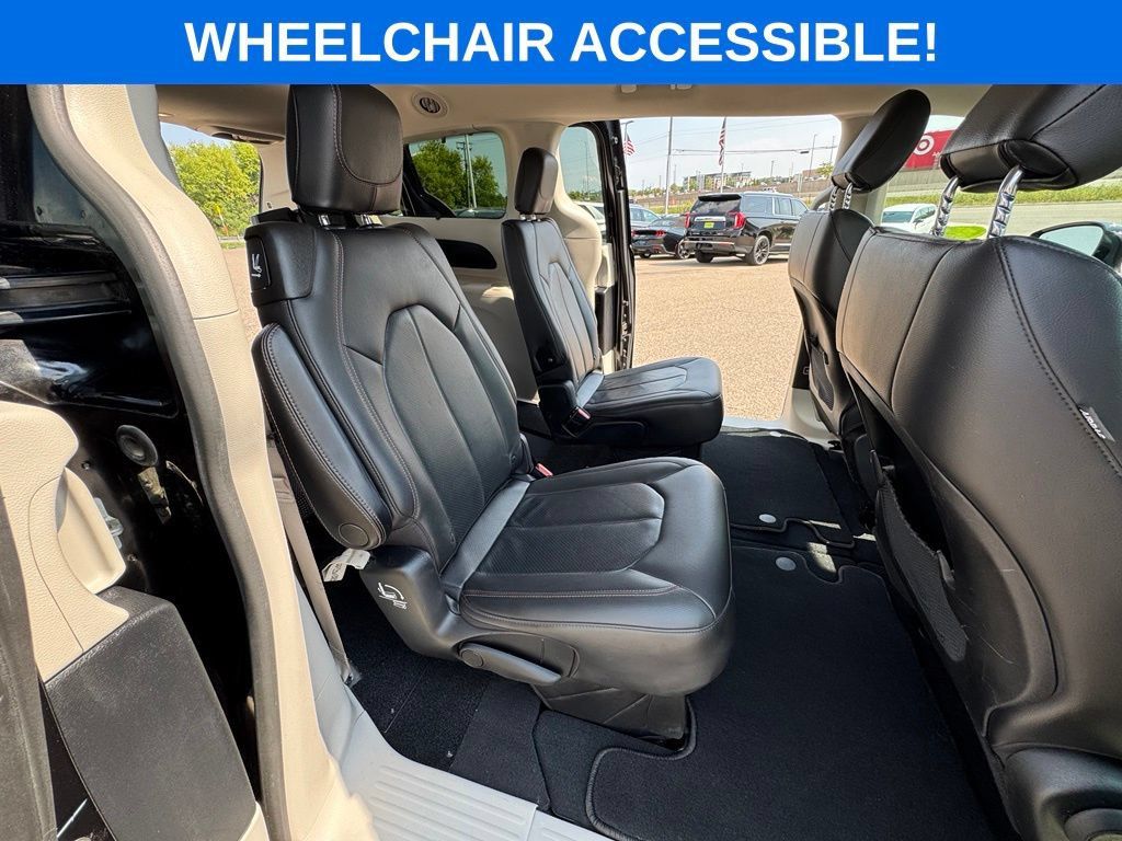 Used 2020 Chrysler Pacifica Touring-L FWD image 18