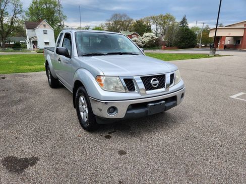 Used 2011 Nissan Frontier SV image 1