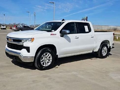 Used 2024 Chevrolet Silverado 1500 LT w/ Z71 Off-Road Package AWD/4WD image 4