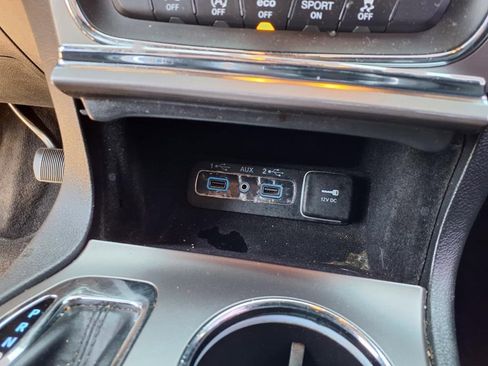 Used 2019 Jeep Grand Cherokee Laredo image 28