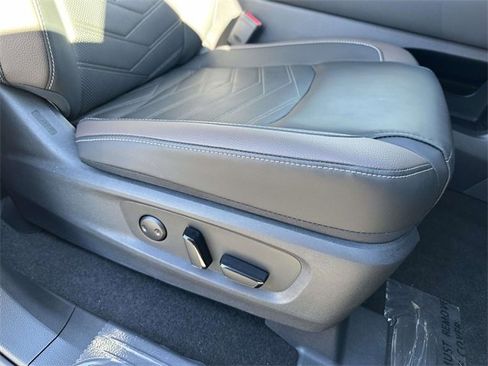 New 2025 Nissan Pathfinder Platinum image 9