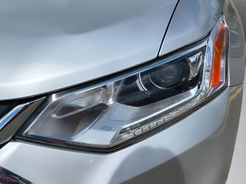 Used 2021 Chevrolet Traverse LS FWD image 12