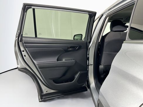 Used 2023 Toyota Highlander LE image 25