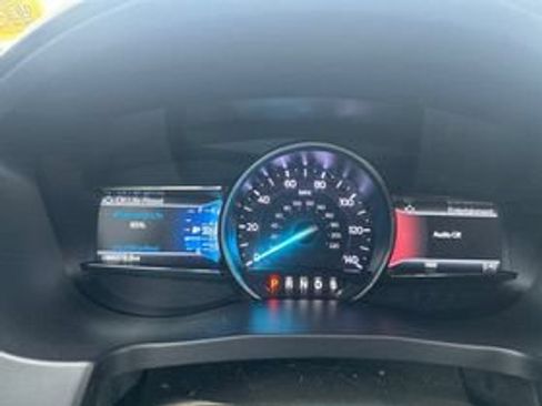 Used 2018 Ford Explorer XLT w/ Equipment Group 202A AWD/4WD image 9