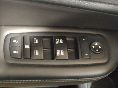 Used 2016 Chrysler 200 S FWD image 27