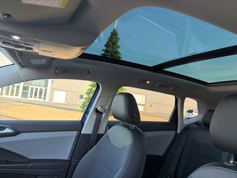 Used 2022 Volkswagen Taos SE w/ Panoramic Sunroof Package image 17